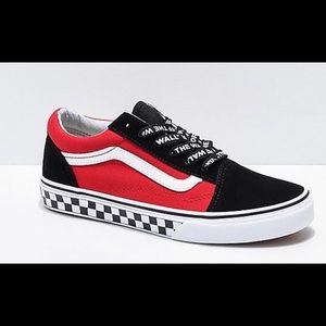 New w/tags Van’s sneakers boys size 4 w/extralaces